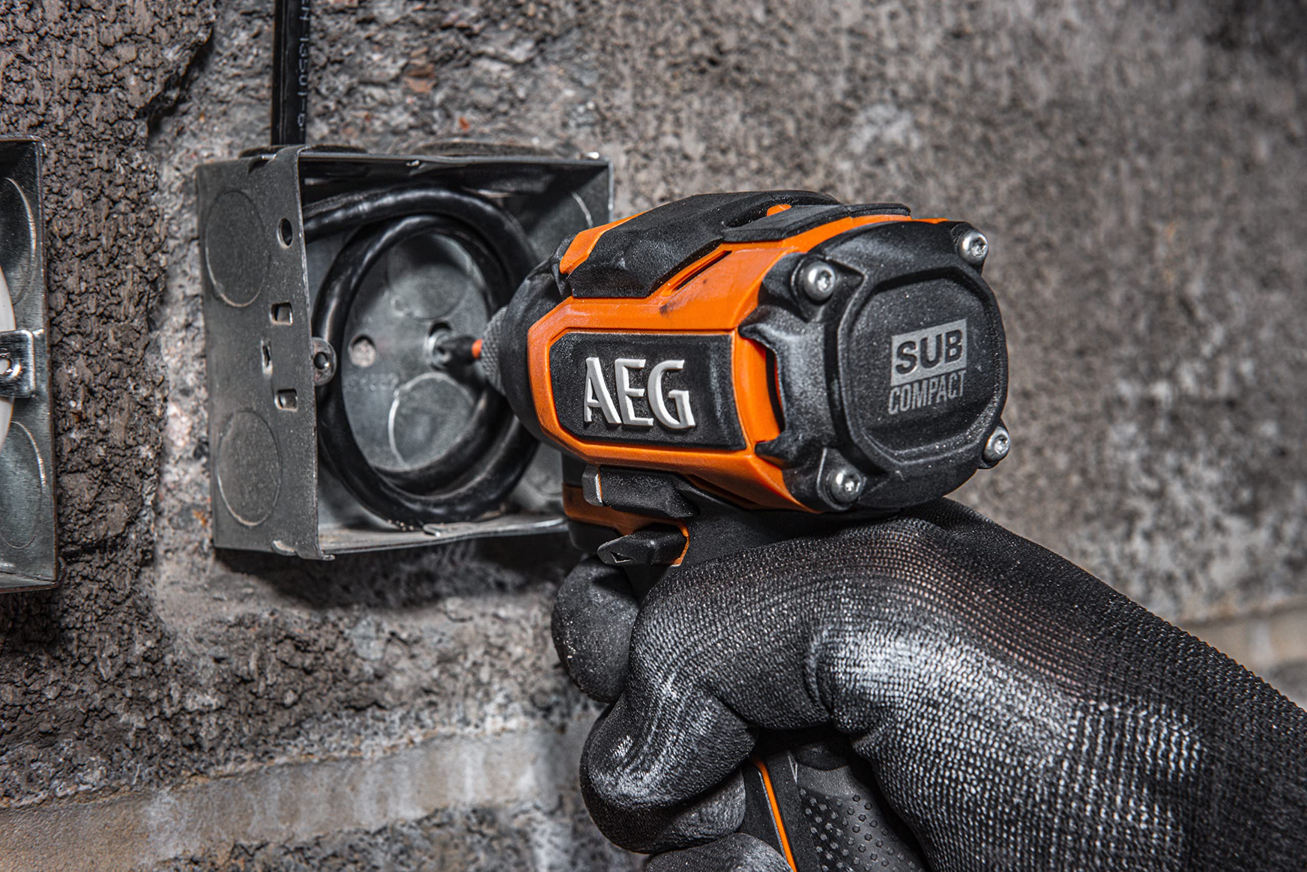 AEG - Visseuse à Chocs Sans Fil - Pour Vissage en Série sur Moyens et Gros Chantiers - Moteur Brushless - 3 Vitesses - LED d'Éclairage - Revêtement Softgrip - BSS18SBL-0