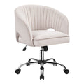 Chaise de bureau pivotante en velours beige avec dossier arrondi et piètement chromé.