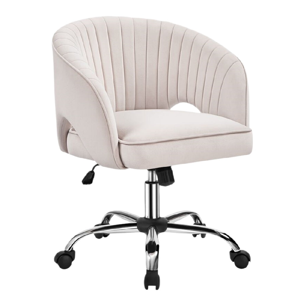 Chaise de bureau pivotante en velours beige avec dossier arrondi et piètement chromé.